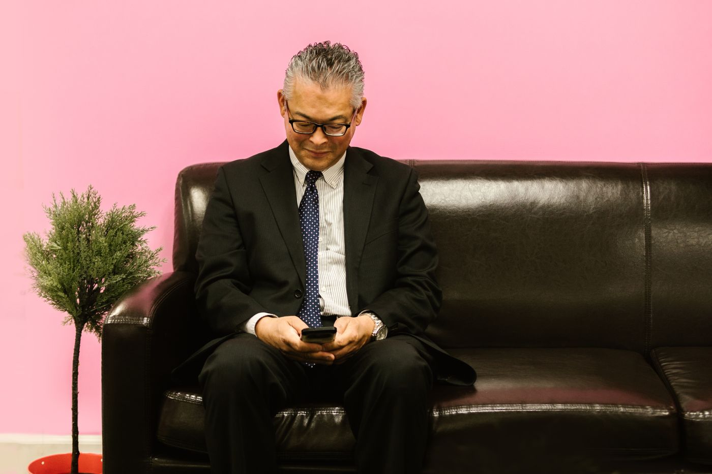 身だしなみを整えた、落ち着きのある男性